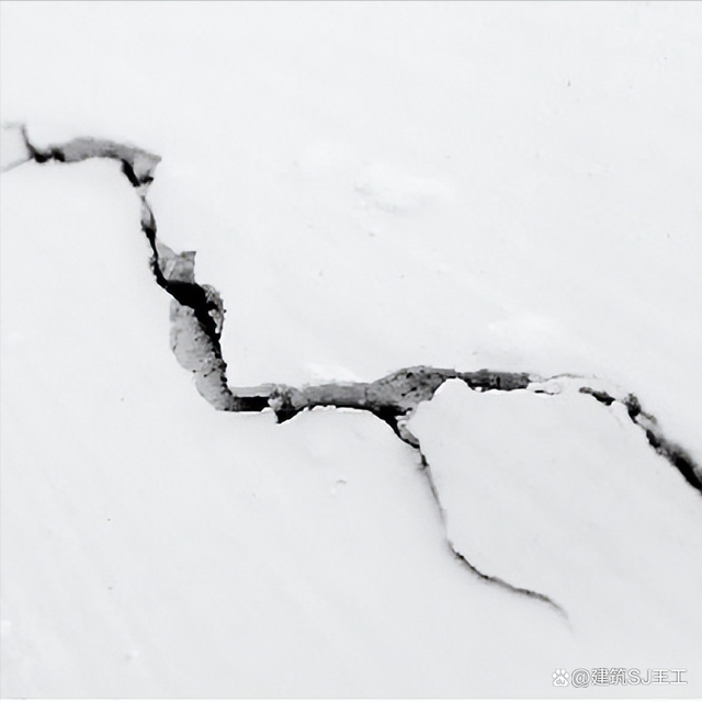 墙面砖裂开是什么原因(墙面砖开裂原因及处理办法)