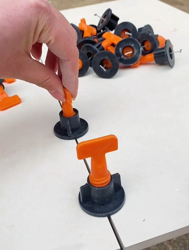 瓷砖找平器使用(瓷砖找平器使用视频教程)